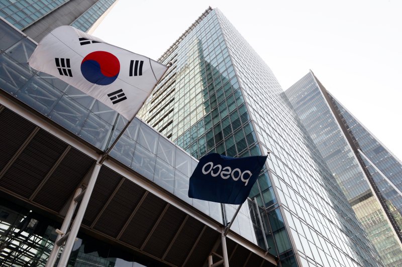 포스코 "121조 투자의 80% 철강·배터리에 집행"