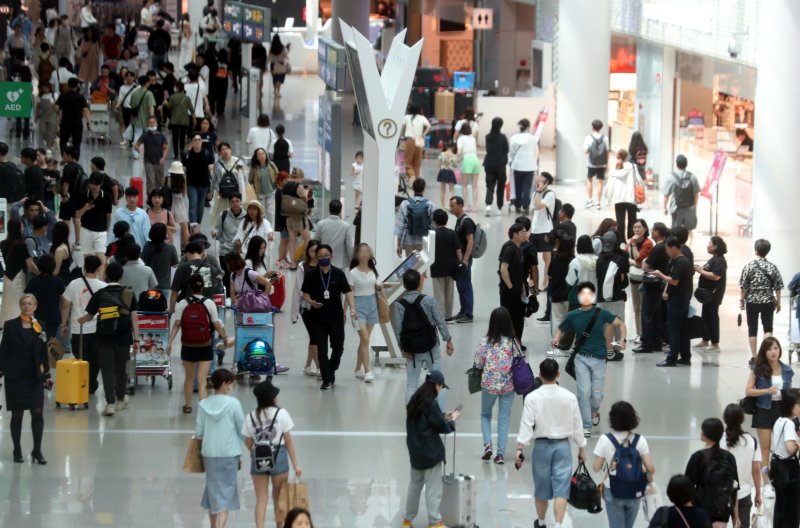 휴가철을 맞아 지난 24일 오전 인천국제공항 1터미널 면세점이 여행객들로 북적이고 있다. 사진=뉴시스