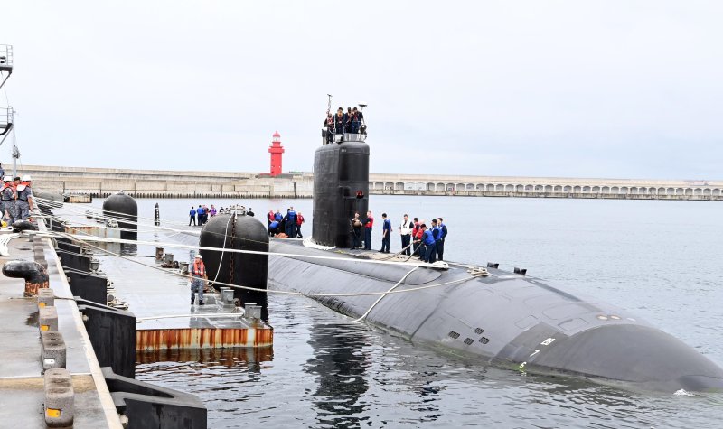 미국 해군의 로스엔젤레스(LA)급 핵추진잠수함 '아나폴리스'(SSN-760)가 24일 오전 제주해군기지에 군수적재를 위해 입항하고 있다. 아나폴리스함 입항을 계기로 한미 해군은 연합방위태세를 강화하고, 한미동맹 70주년을 기념해 교류활동을 실시할 예정이다. 사진=해군 제공