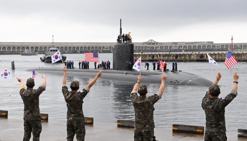 해군 장병들이 24일 오전 제주해군기지에서 미국 해군의 로스엔젤레스(LA)급 핵추진잠수함 '아나폴리스'(SSN-760)의 입항을 환영하고 있다. 아나폴리스함 입항을 계기로 한미 해군은 연합방위태세를 강화하고, 한미동맹 70주년을 기념해 교류활동을 실시할 예정이다. 사진=해군 제공