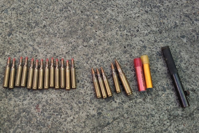 지난 12일 주거지에 제주에서 발견된 실탄 19발과 신호탄 2발, 신호탄 발사기. 제주동부경찰서 제공