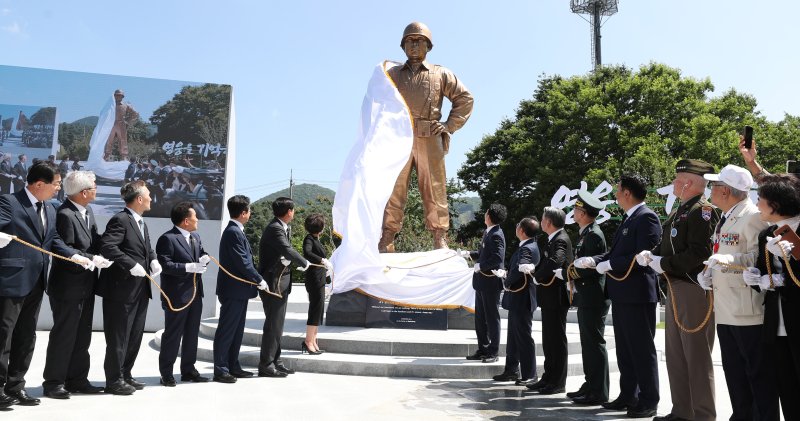 지난 5일 경북 칠곡군 다부동전적기념관에서 열린 '고 백선엽 장군 동상 제막식 및 3주기 추모식'에서 박민식 국가보훈부 장관, 윤재옥 국민의힘 원내대표, 이종섭 국방부 장관 등이 동상 제막을 하고 있다. 사진=뉴시스