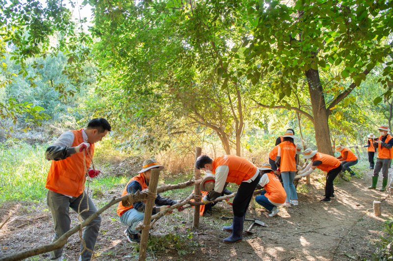 한화생명 임직원인 샛강 수호대가 지난해 9월 서울 여의도 샛강생태공원에서 수달 보호구역 울타리를 설치하고 있다. 한화생명 제공