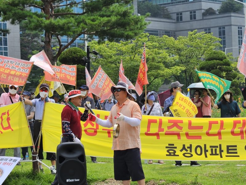 지난 20일 경기 안양시청사에서 운집한 호계동 주민들이 아파트 단지 인근에 들어설 예정인 데이터센터의 건립을 반대하는 집회를 벌이고 있다. 이채명 경도의원 제공