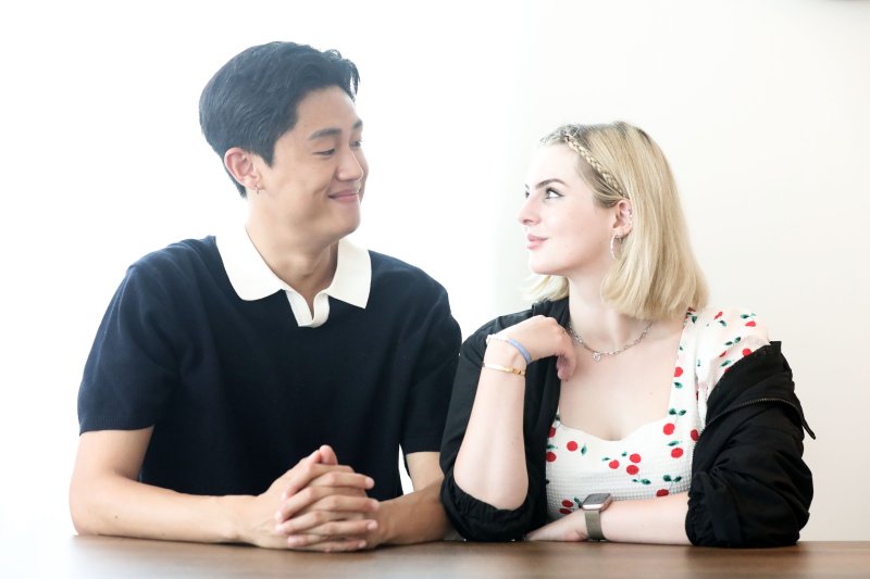 [서울=뉴시스] 김선웅 기자 = 부부 유튜브 크리에이터 '진우와 해티'가 지난 17일 서울 동작구의 한 모임공간에서 뉴시스와 인터뷰를 앞두고 사진촬영을 하고 있다. 2023.07.17. mangusta@newsis.com