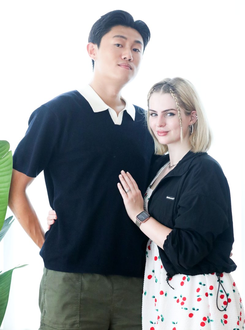 [서울=뉴시스] 김선웅 기자 = 부부 유튜브 크리에이터 '진우와 해티'가 지난 17일 서울 동작구의 한 모임공간에서 뉴시스와 인터뷰를 앞두고 사진촬영을 하고 있다. 2023.07.17. mangusta@newsis.com