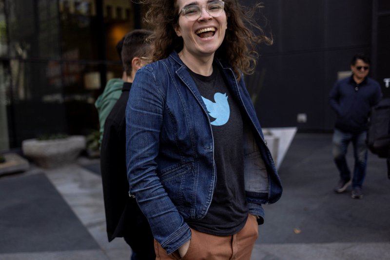 트위터가 로고를 파랑새에서 'X'로 바꾸자 한 트위터 이용자가 파랑새 티셔츠를 입고 항의하고 있다. ⓒ 로이터=뉴스1 ⓒ News1 박형기 기자