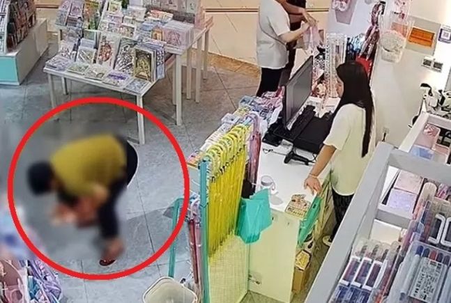 대형 쇼핑몰 한 매장에서 아이의 할머니가 아이 바지를 내리고 안아 올려 소변을 보게 하고 있다. 사진=웨이보 캡처