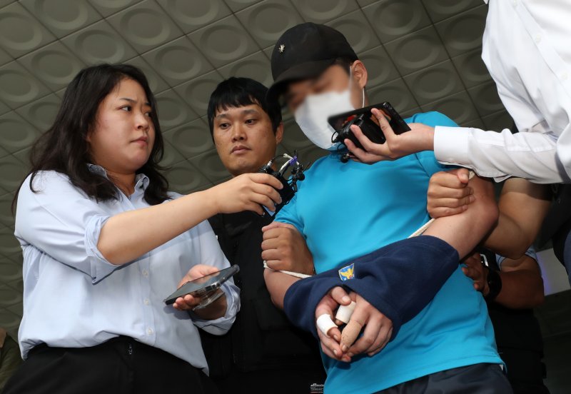 서울 관악구 신림동에서 흉기를 휘둘러 1명을 숨지게 하고 3명에게 중상을 입힌 혐의로 구속된 조모(33)씨가 사이코패스 진단검사(PCL-R)를 받는다. 사진은 지난 23일 오후 서울 관악경찰서에서 '신림동 칼부림' 피의자 조모(33)씨가 영장실질심사를 위해 이동하고 있는 모습. 2023.07.23. kmn@newsis.com /사진=뉴시스