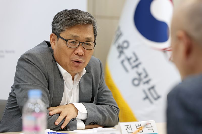 전병극 문화체육관광부 제1차관이 24일 서울 용산구 문체부 서울사무소 회의실에서 열린 영상콘텐츠 제작비 세액공제 간담회에서 영상콘텐츠 제작비 세액공제 확대 추진 등에 대한 논의를 하고 있다. 문화체육관광부 제공