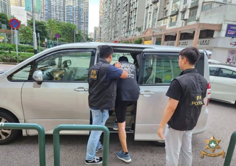 24일(현지시간) 홍콩 마카오에서 금품 절도 혐의로 붙잡힌 30대 한국인 남성이 경찰차에 오르고 있다. (출처 : 마카오 경찰) 2023.07.24/