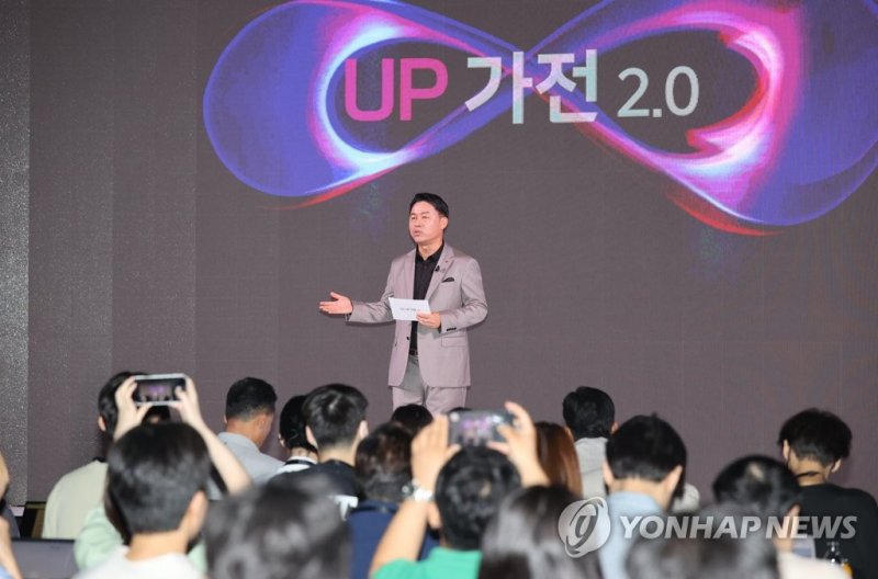 LG전자 UP 가전 2.0 미디어데이 LG전자 UP 가전 2.0 미디어데이 (서울=연합뉴스) 류효림 기자 = 류재철 LG전자 H&A 사업본부장이 25일 서울 강서구 마곡동 LG사이언스파크에서 열린 LG전자 UP 가전 2.0 미디어데이에서 인사말을 하고 있다. 2023.7.25 ryousanta@yna.co.kr (끝)