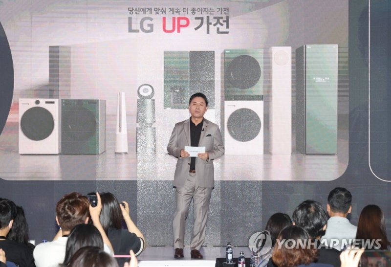 LG전자 UP 가전 2.0 미디어데이 LG전자 UP 가전 2.0 미디어데이 (서울=연합뉴스) 류효림 기자 = 류재철 LG전자 H&A 사업본부장이 25일 서울 강서구 마곡동 LG사이언스파크에서 열린 LG전자 UP 가전 2.0 미디어데이에서 인사말을 하고 있다. 2023.7.25 ryousanta@yna.co.kr (끝)