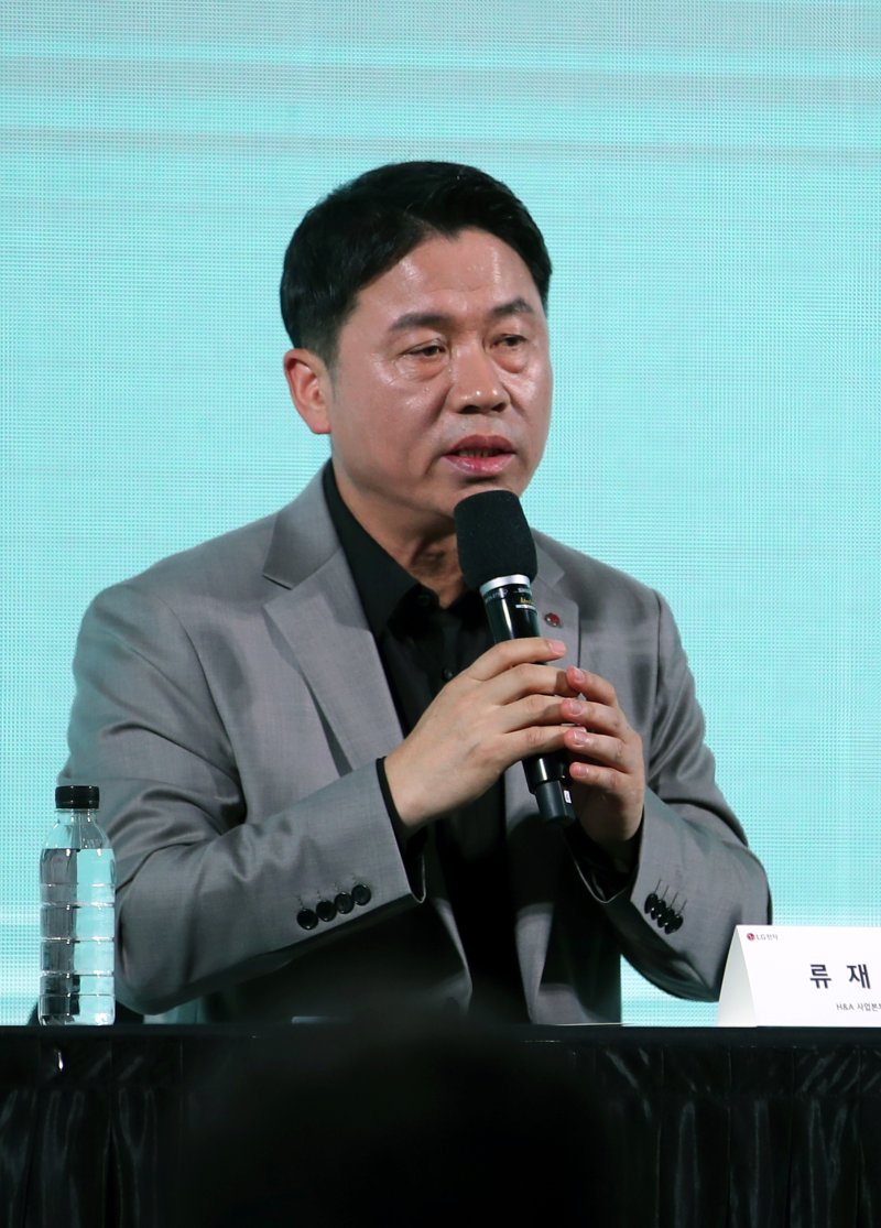 [서울=뉴시스] 고승민 기자 = 류재철 LG전자 사장(H&A 사업본부장)이 25일 서울 LG사이언스파크에서 열린 LG전자 'LG UP가전 2.0' 공개 간담회에서 취재진 질문에 답하고 있다. 2023.07.25. kkssmm99@newsis.com