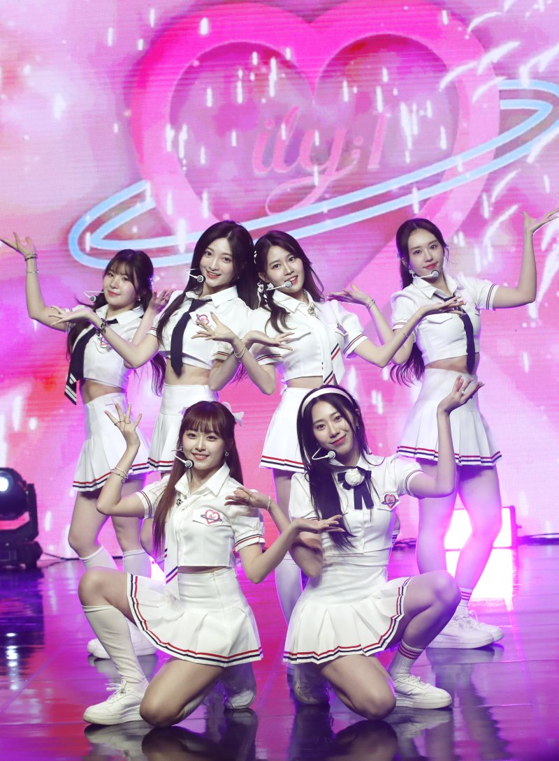 그룹 아일리원(ILY:1)이 25일 서울 강남구 일지아트홀에서 가진 두 번째 미니 앨범 '뉴 챕터(New Chapter)' 발매 기념 쇼케이스에서 신곡을 선보이고 있다. 2023.7.25/뉴스1 ⓒ News1 권현진 기자