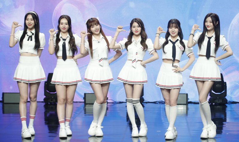 그룹 아일리원(ILY:1)의 엘바(왼쪽부터)와 하나, 리리카, 아라, 나유, 로나가 25일 서울 강남구 일지아트홀에서 가진 두 번째 미니 앨범 '뉴 챕터(New Chapter)' 발매 기념 쇼케이스에서 포즈를 취하고 있다. 2023.7.25/뉴스1 ⓒ News1 권현진 기자