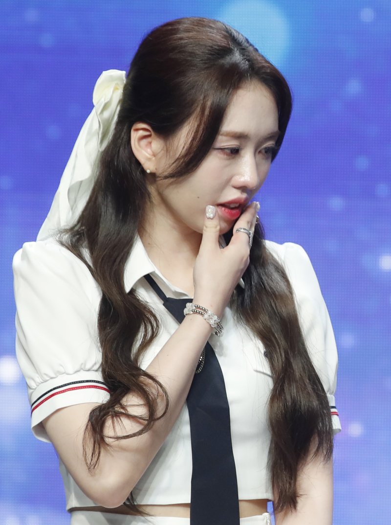 그룹 아일리원(ILY:1)의 하나가 25일 서울 강남구 일지아트홀에서 가진 두 번째 미니 앨범 '뉴 챕터(New Chapter)' 발매 기념 쇼케이스에서 눈물을 흘리고 있다. 2023.7.25/뉴스1 ⓒ News1 권현진 기자