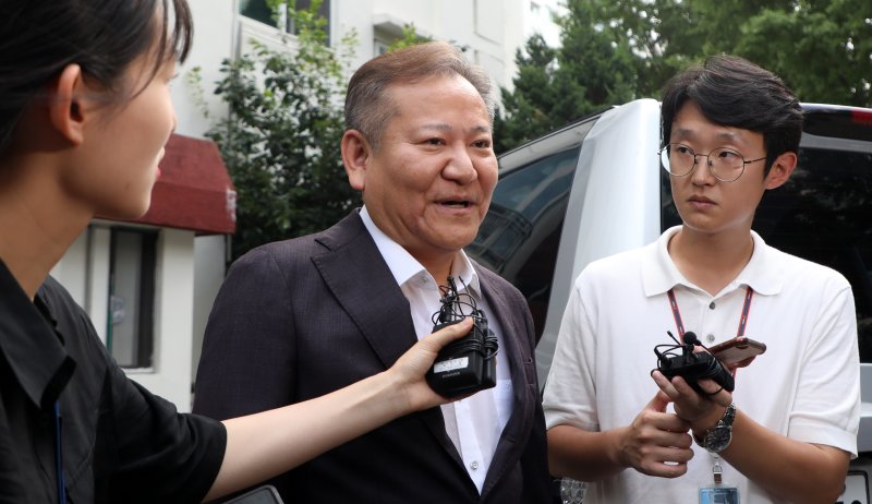 탄핵소추가 기각돼 업무에 복귀하는 이상민 행정안전부 장관이 25일 오후 서울 강남구 소재 자택을 나서며 입장을 말하고 있다. 뉴시스