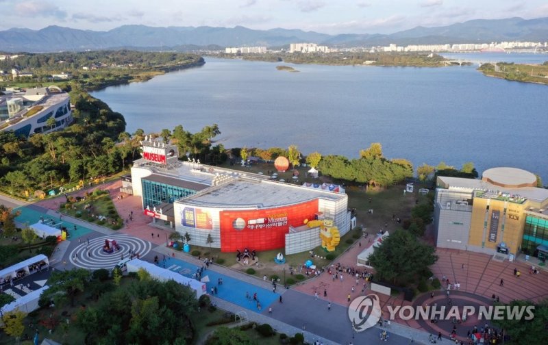 춘천 애니메이션박물관 전경 춘천 애니타운 페스티벌 개막 (춘천=연합뉴스) 이상학 기자 = 3일 강원 춘천시 서면 의암호변 애니메이션박물관 일대에서 '토이·애니타운 페스티벌'이 개막했다. 사진은 3일 축제장 전경. 2019.10.3 hak@yna.co.kr (끝)