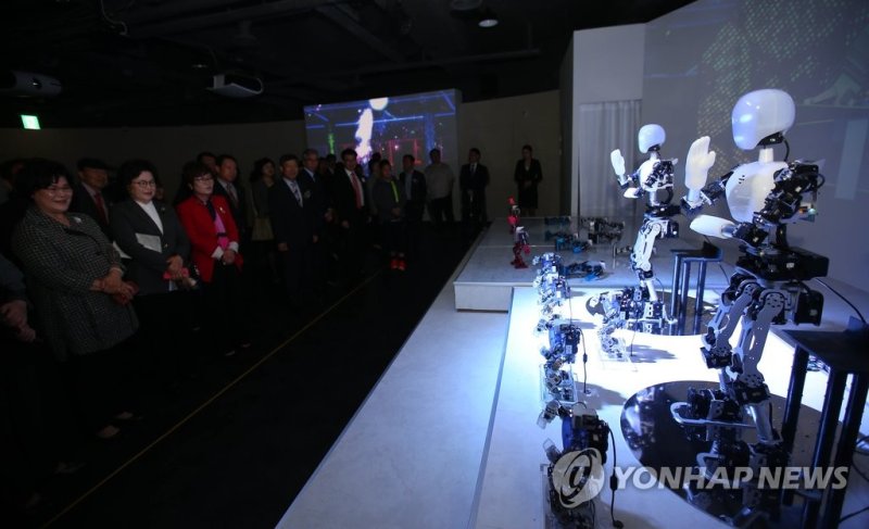 춘천 토이로봇관 춘천 토이로봇관 개관 (춘천=연합뉴스) 이상학 기자 = 3일 강원 춘천시 서면 애니메이션박물관 옆에 '토이·로봇관' 개관행사가 열려 참석인사들이 내부 시설물을 둘러보고 있다. 2016.5.3 hak@yna.co.kr (끝)