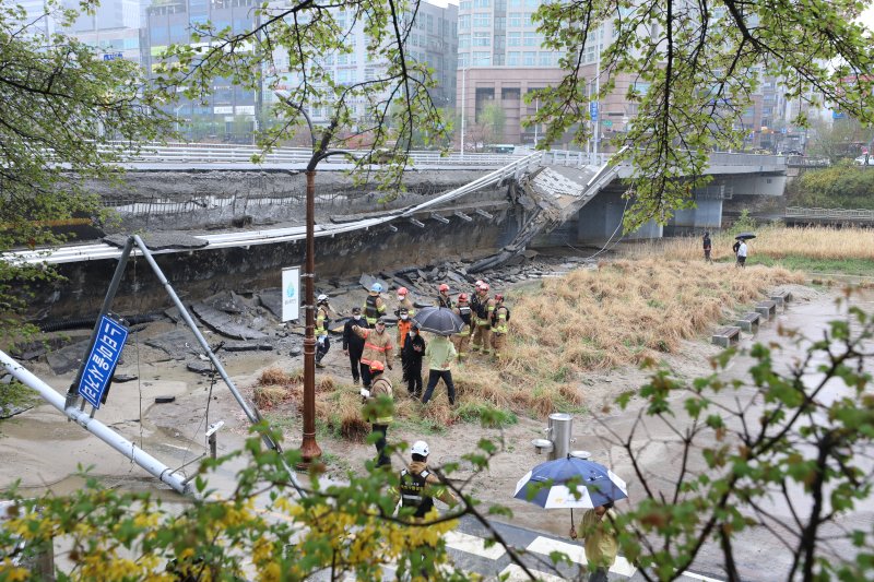 지난 4월 5일 경기 성남시 분당구 정자동 정자교 보행로 일부 구간과 난간이 붕괴되는 사고가 발생, 출동한 소방 구조 대원 등이 분주히 움직이고 있다.뉴스1