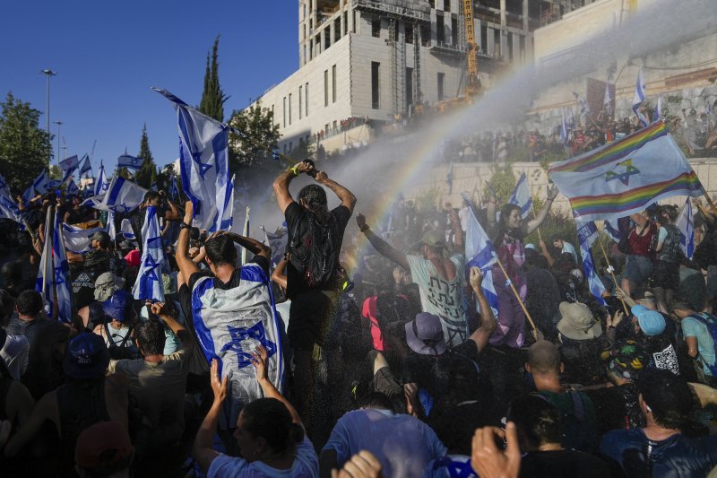 이스라엘 경찰이 24일(현지시간) 예루살렘에서 '사법 정비' 입법을 반대하는 시위대를 향해 물대포를 쏘고 있다. 베냐민 네타냐후 총리가 추진하는 이번 입법은 사법부 권한 축소를 골자로 하고 있다. 이스라엘 크네세트(의회)는 이날 독회를 열고 첫 번째 법안 처리를 강행했다. AP연합뉴스