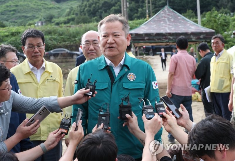 취재진 질문받는 이상민 장관 취재진 질문받는 이상민 장관 (청양=연합뉴스) 김준범 기자 = 탄핵소추안 기각 결정으로 167일 만에 업무에 복귀한 이상민 행정안전부 장관이 25일 오후 충남 청양군 수해현장에게 취재진 질문에 답변하고 있다. 2023.7.25 [공동취재] psykims@yna.co.kr (끝)