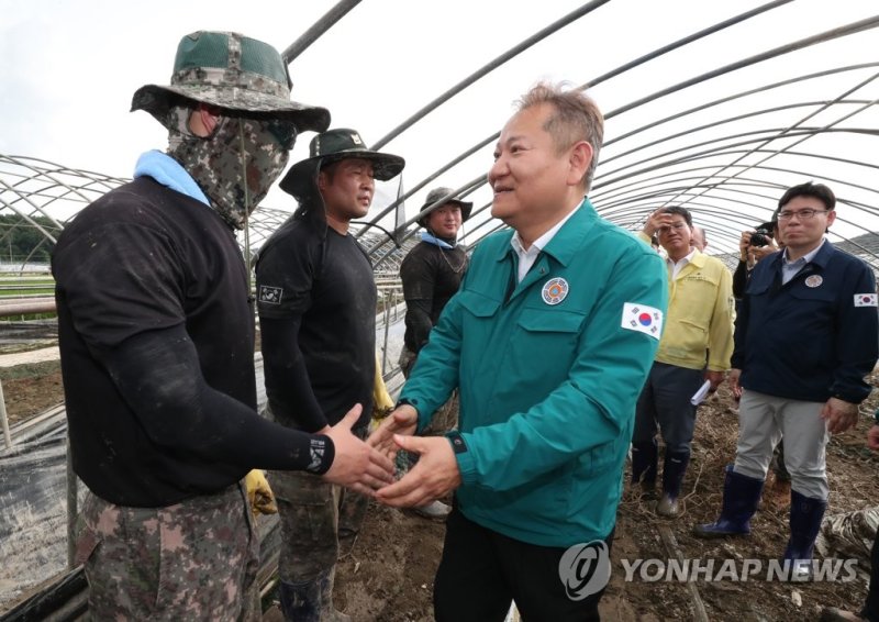 장병과 인사하는 이상민 장관 장병과 인사하는 이상민 장관 (청양=연합뉴스) 김준범 기자 = 탄핵소추안 기각 결정으로 167일 만에 업무에 복귀한 이상민 행정안전부 장관이 25일 오후 충남 청양군 수해현장을 찾아 장병들과 인사하고 있다. 2023.7.25 [공동취재] psykims@yna.co.kr (끝)