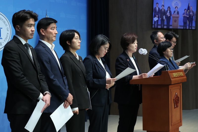 진선미 더불어민주당 의원과 장혜영 정의당 의원, 용혜인 기본소득당 의원 등 야당 의원들이 25일 서울 여의도 국회 소통관에서 10·29 이태원 참사의 책임을 물어 탄핵 소추된 이상민 행정안전부 장관에 대한 헌법재판소의 탄핵심판 청구 기각 관련 기자회견을 하고 있다. 2023.7.25/뉴스1 ⓒ News1 ,송원영 기자