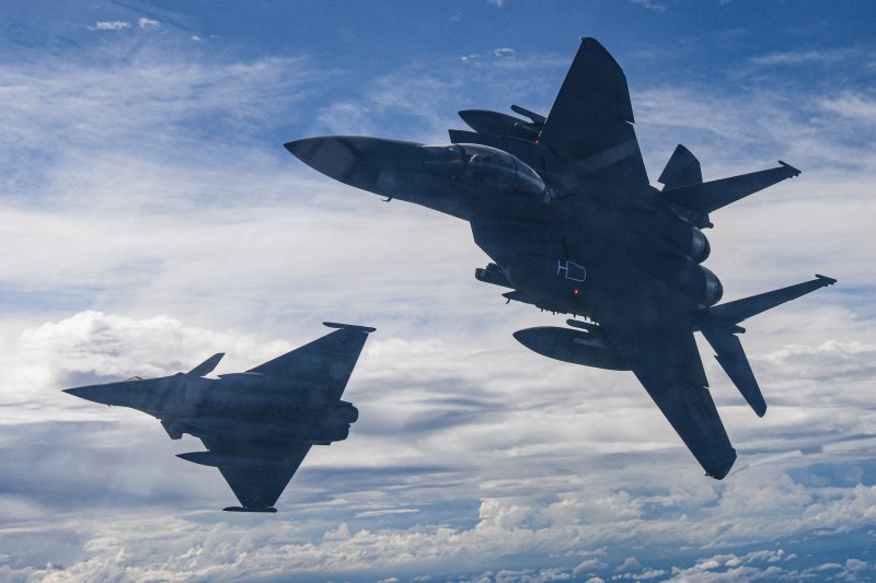 지난달 25일 한-프 양국의 4.5세대 전투기를 대표하는 F-15K와 라팔(Rafale)이 참여하는 연합전투기공중훈련이 열리고 있다. 사진=공군 제공