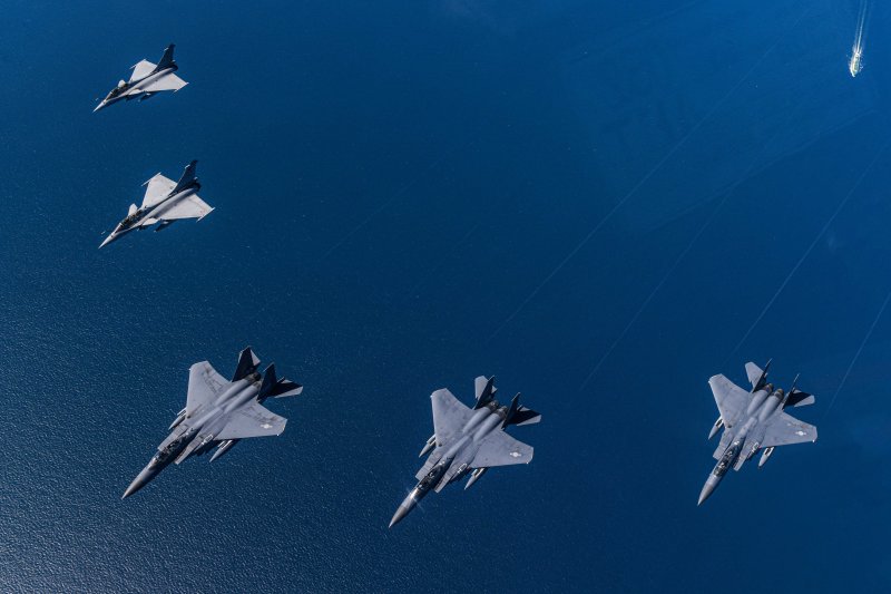 지난달 25일 한-프 양국의 4.5세대 전투기를 대표하는 F-15K와 라팔(Rafale)이 참여하는 연합전투기공중훈련이 열리고 있다. 사진=공군 제공