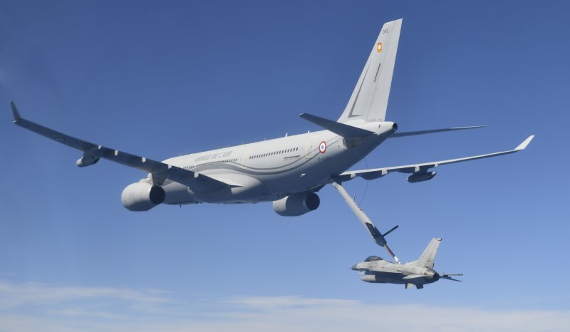 지난달 25일 한국 공군의 F-16 2대와 프랑스 항공우주군의 'A330 MRTT' 1대가 공중급유 절차를 숙달하기 위한 연합공중급유훈련을 실시하고 있다. 사진=공군 제공