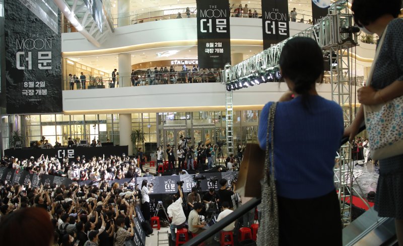 25일 서울 영등포구 타임스퀘어에서 영화 '더 문' 쇼케이스가 많은 팬의 관심 속 열리고 있다. 사진=뉴스1
