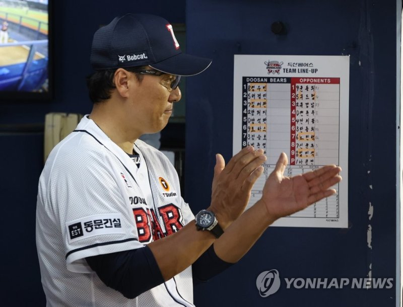 박수치는 이승엽 감독 박수치는 이승엽 감독 (서울=연합뉴스) 김성민 기자 = 25일 오후 서울 잠실야구장에서 열린 2023 프로야구 롯데 자이언츠와 두산 베어스의 경기. 4회말 두산 이승엽 감독이 경기를 지켜보던 중 박수를 치고 있다. 2023.7.25 ksm7976@yna.co.kr (끝)