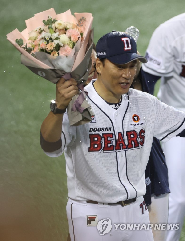 '감독 첫해 11연승' 달성한 이승엽 '감독 첫해 11연승' 달성한 이승엽 (서울=연합뉴스) 김성민 기자 = 25일 오후 서울 잠실야구장에서 열린 2023 프로야구 롯데 자이언츠와 두산 베어스의 경기에서 8-5로 승리해 11연승을 달성한 두산 이승엽 감독이 물을 맞고 있다. 2023.7.25 ksm7976@yna.co.kr (끝)