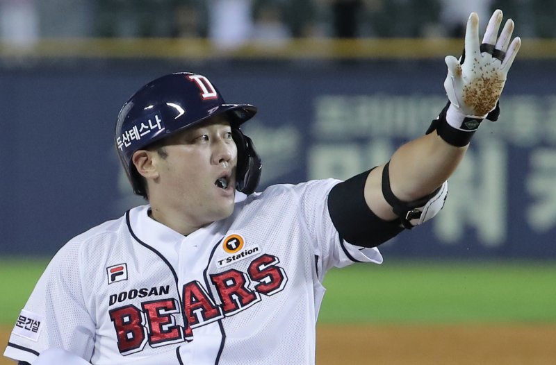 [서울=뉴시스] 김금보 기자 = 25일 서울 송파구 잠실야구장에서 열린 2023 프로야구 롯데 자이언츠 대 두산 베어스의 경기, 5회말 1사 1,2루 두산 양석환이 적시타를 치고 3루에 안착한 뒤 세레머니를 하고 있다. 2023.07.25. kgb@newsis.com