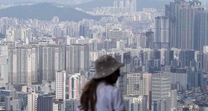 서울 중구 남산에서 바라본 도심 아파트 단지 모습. 사진=뉴스1