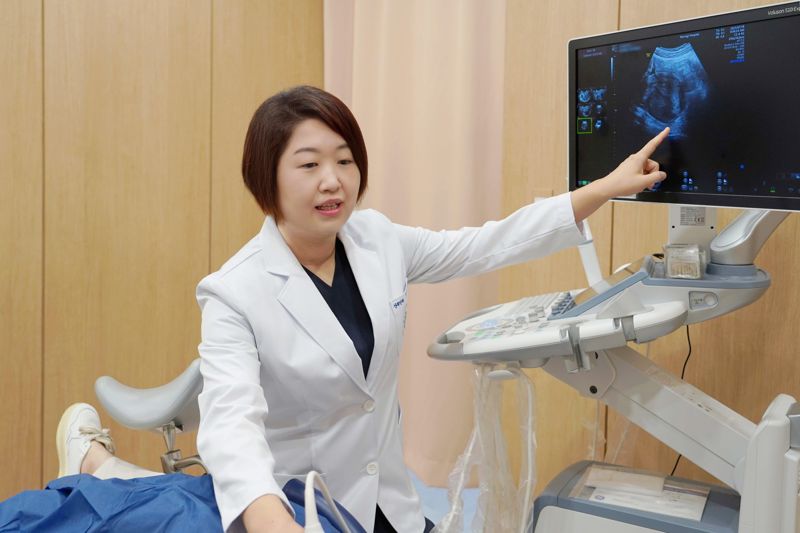 명지병원 산부인과 이연지 교수가 한 여성 환자를 대상으로 초음파검사를 하고 있다. 명지병원 제공