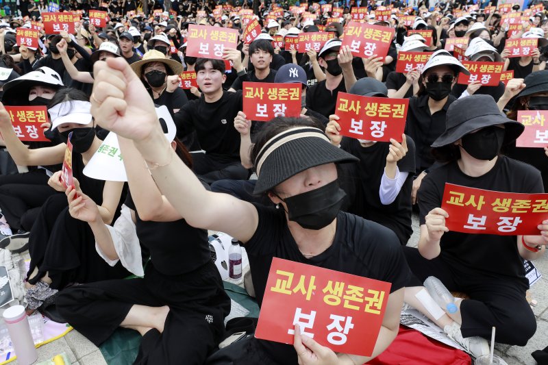 전국의 교사들이 지난달 22일 서울 종로구 보신각 앞에서 서이초 교사 사망 사건에 대한 추도식 및 교사 생존권을 위한 집회를 열고 진상 규명과 교권확립 대책 마련을 촉구하고 있다. 뉴시스