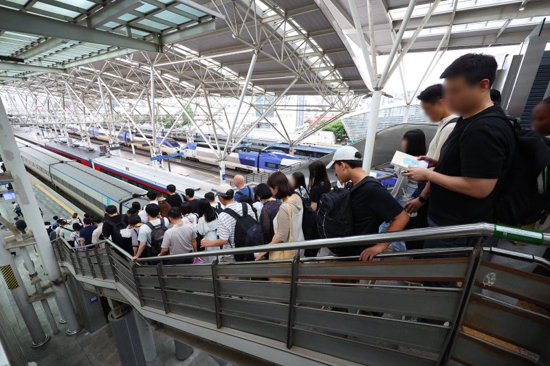 "곳곳에서 비명 들려"..KTX '사망사고'에 출근길 시민들 발동동