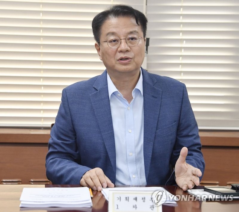 기재차관 "저출산 정책 원점 재검토…획기적 정책전환 모색"