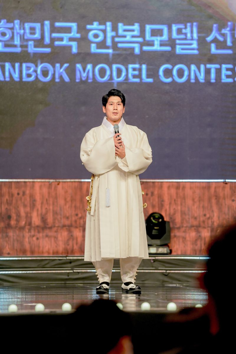 정사무엘 조직위원장이 지난 22일 인천 파라다이스시티 호텔에서 개최된 '2023 대한민국 한복모델 선발대회' 결선대회에서 환영사를 하고 있다. 조직위 제공