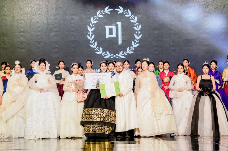 지난 22일 인천 파라다이스시티 호텔에서 개최된 '2023 대한민국 한복모델 선발대회' 결선대회에서 수상자들이 유명 패션디자이너 이상봉씨(앞줄 오른쪽 두번째)와 함께 기념촬영을 하고 있다. 조직위 제공