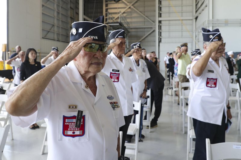 25일(현지시간) 미국 하와이 히캄 공군기지에서 열린 정전 70주년 계기 국군전사자 유해 인수식에서 참석자들이 양국 국기에 대한 경례를 하고 있다. 사진=국방일보 제공