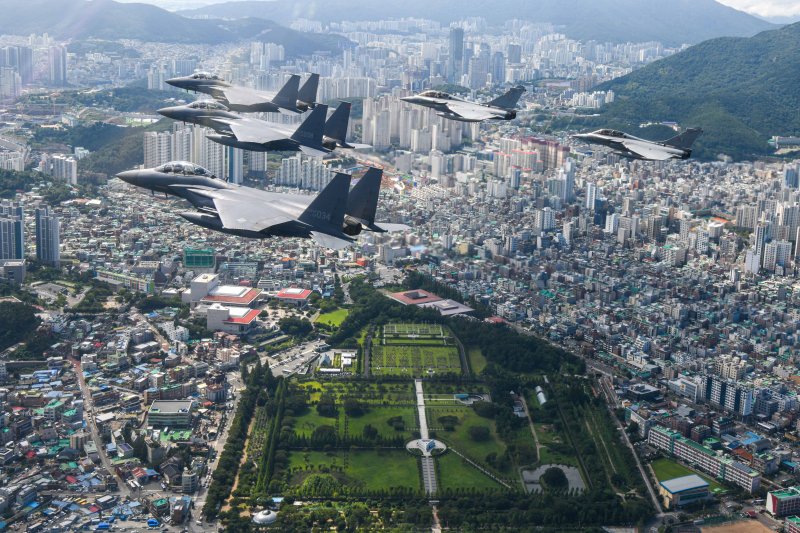 대한민국 공군 F-15K 3대와 프랑스 항공우주군 라팔(Rafale) 전투기 2대가 6·25전쟁 정전협정 70주년을 앞둔 25일 부산에 위치한 UN기념공원 상공을 추모비행하고 있다. 사진=공군 제공