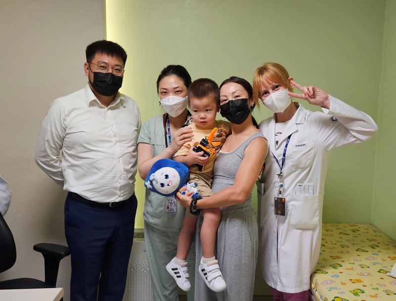 카자흐스탄 소년 아미르 군이 정기검진 이후 부천세종병원 의료진들과 기념촬영을 하고 있다. 부천세종병원 제공