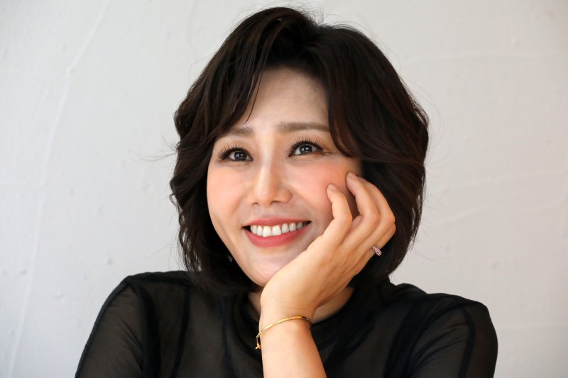 [서울=뉴시스] 박진희 기자 = 뮤지컬 배우 신영숙이 25일 서울 종로구 한 카페에서 라운드 인터뷰를 마치고 사진 촬영을 하고 있다. 2023.07.26. pak7130@newsis.com
