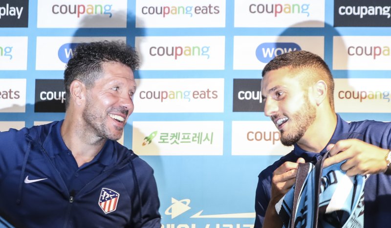 [서울=뉴시스] 김근수 기자 = 디에고 시메오네 아틀레티코 마드리드 감독과 코케 선수가 26일 오후 서울시 마포구 서울상암월드컵 경기장에서 쿠팡플레이시리즈 1차전 팀 K리그와 경기를 하루 앞두고 열린 기자회견에서 기념촬영을 마치고 이야기를 나누고 있다. 2023.07.26. ks@newsis.com