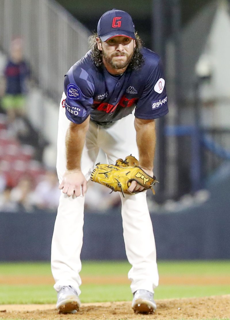 26일 오후 서울 송파구 잠실야구장에서 열린 프로야구 '2023 신한은행 SOL KBO리그' 롯데 자이언츠와 두산 베어스의 경기 5회말 2사 주자 2루 상황에서 롯데 선발 윌커슨이 두산 정수빈에게 볼넷을 허용한 뒤 아쉬워하고 있다. 2023.7.26/뉴스1 ⓒ News1 민경석 기자