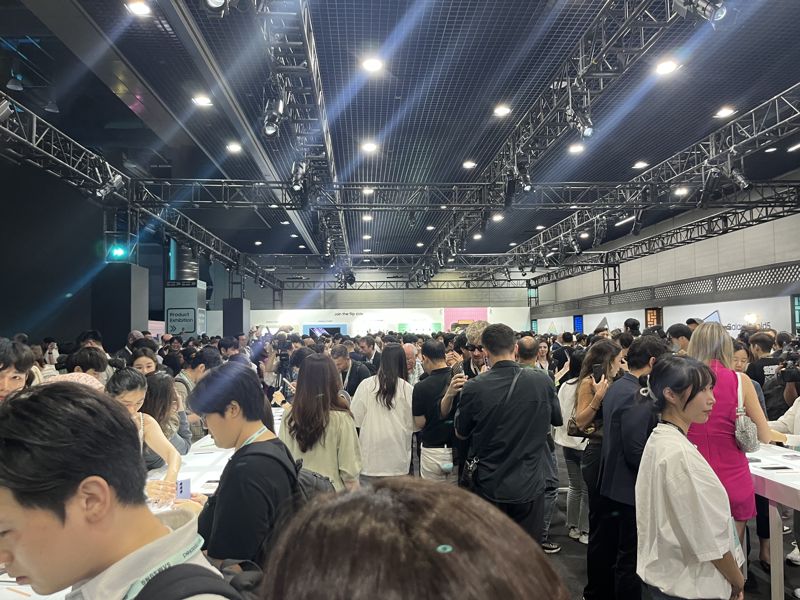 26일 서울 강남구 코엑스 B홀에서 진행된 갤럭시Z5(갤럭시Z플립5·폴드5) 언팩(공개) 행사에서 갤럭시Z플립5·폴드5 체험을 위해 취재진, 삼성전자 파트너사 관계자 등이 몰려있다. 갤럭시/사진=임수빈 기자